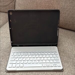 iPad White Bluetooth Keyboard with Pink Magnetic Case